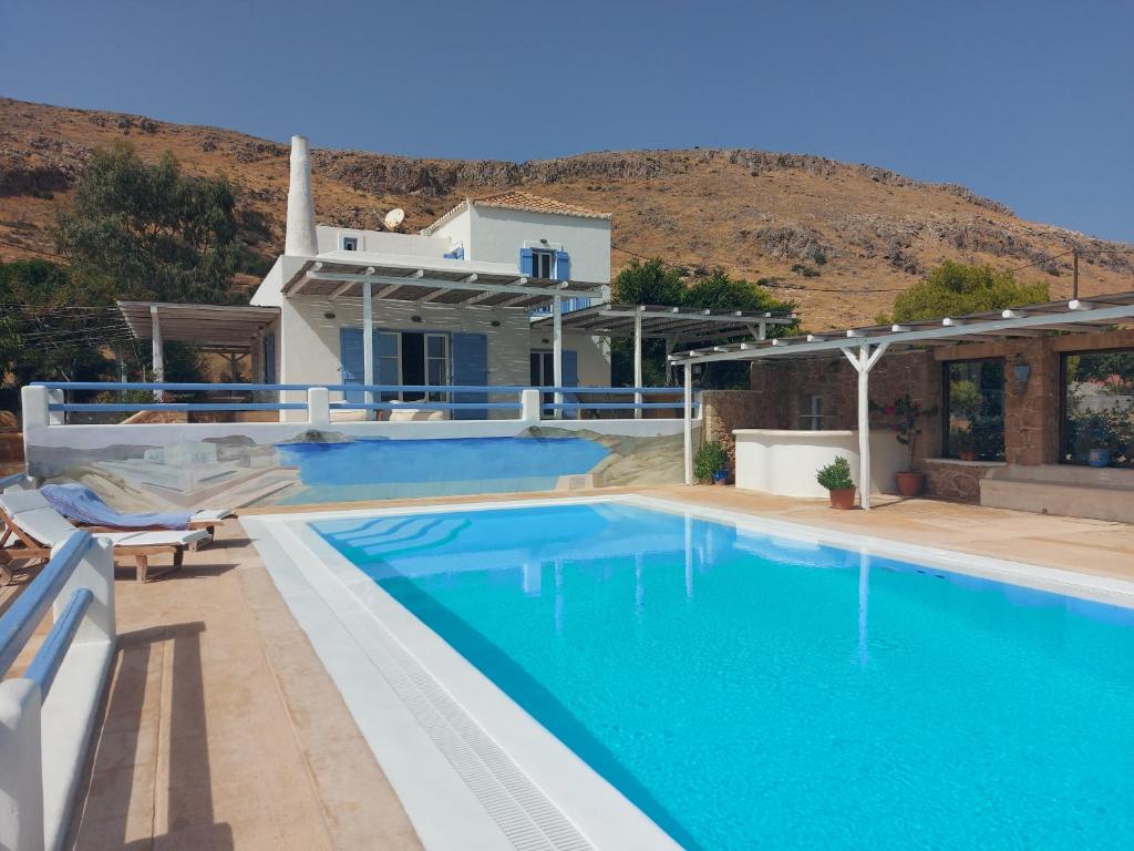 艾拉方索斯Simos suites的一座带游泳池和房子的别墅