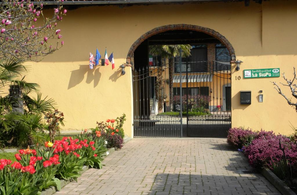 皮内罗洛锡耶佩住宿加早餐旅馆的一座带门和鲜花的建筑的入口
