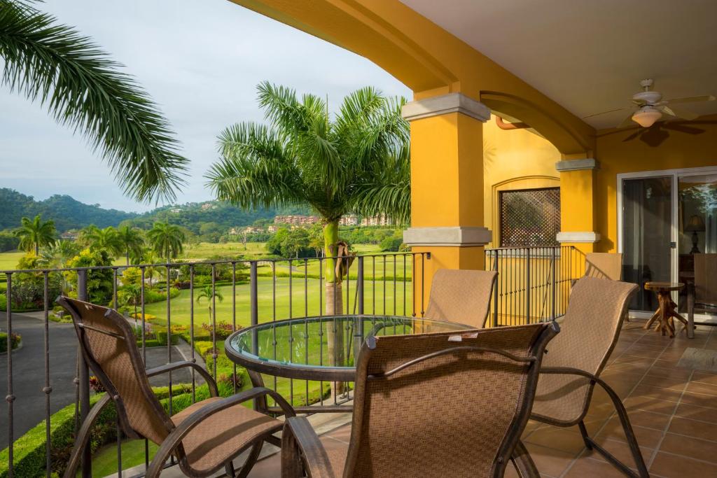 赫拉多拉Los Suenos Resort Del Mar 5F golf views by Stay in CR的阳台的天井配有桌椅