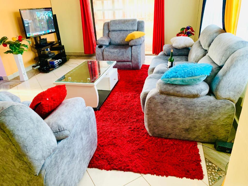 基苏木Yonga Apartment的客厅配有两张沙发和红色地毯