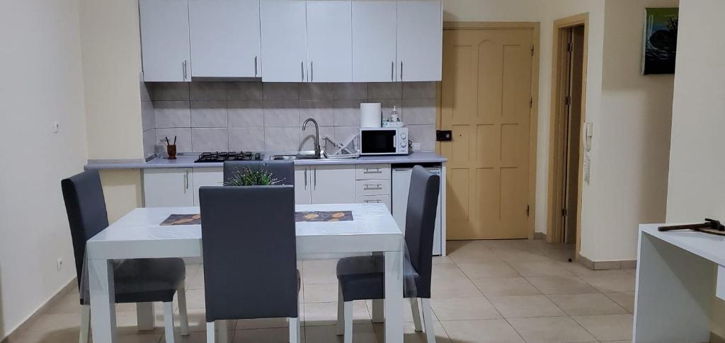 埃斯帕戈斯Apartamento Teixeira的厨房配有白色的桌椅