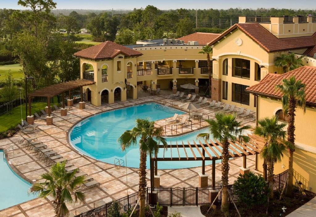 奥兰多The Berkley, Orlando的棕榈树度假村享有泳池的空中景致