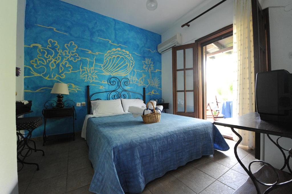 阿莫利亚尼岛塔拉萨酒店的蓝色卧室,配有一张带篮子的床