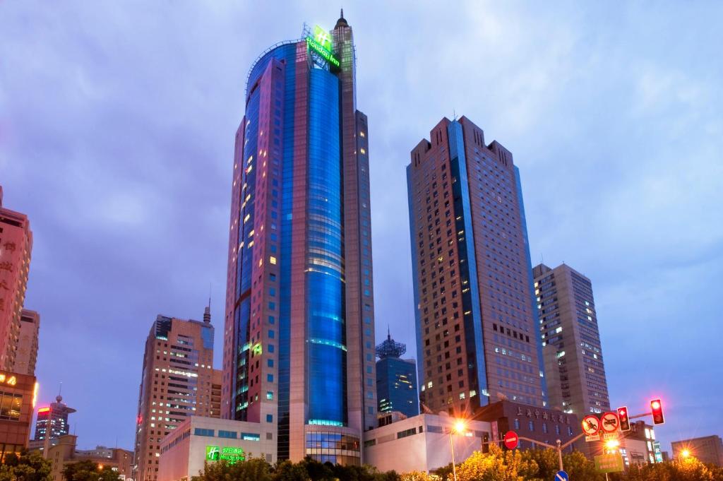 上海上海浦东假日酒店的夜晚在城市里高大的蓝色建筑