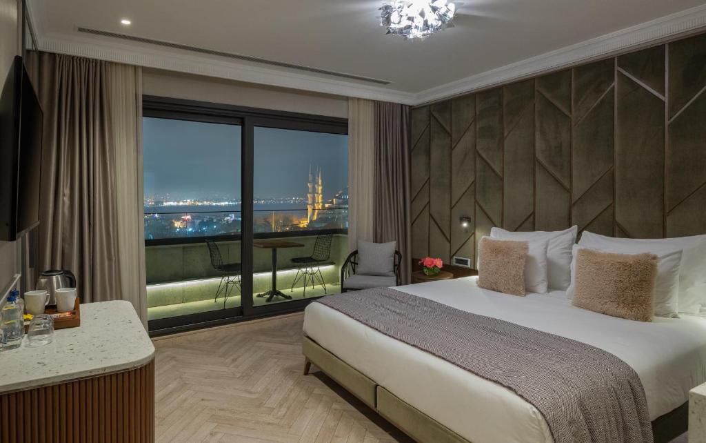 伊斯坦布尔妮娜酒店的酒店客房设有一张床和一个大窗户