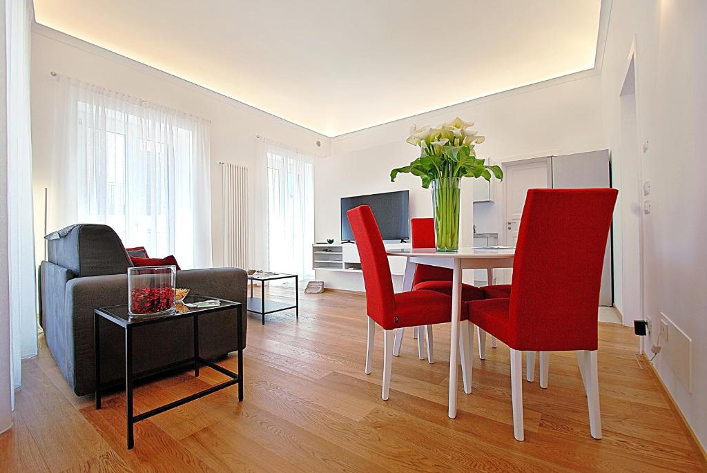 巴勒莫Maqueda331的客厅配有桌子和红色椅子