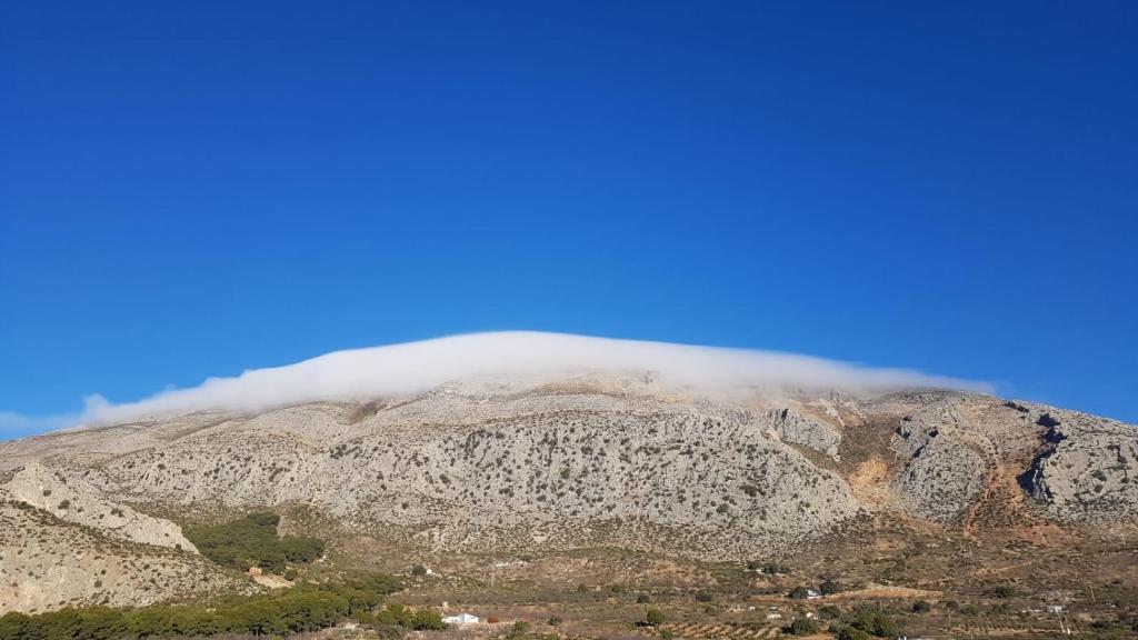 埃尔乔罗Cortijo Don Camilo de La HUMA的山顶上满是云的山