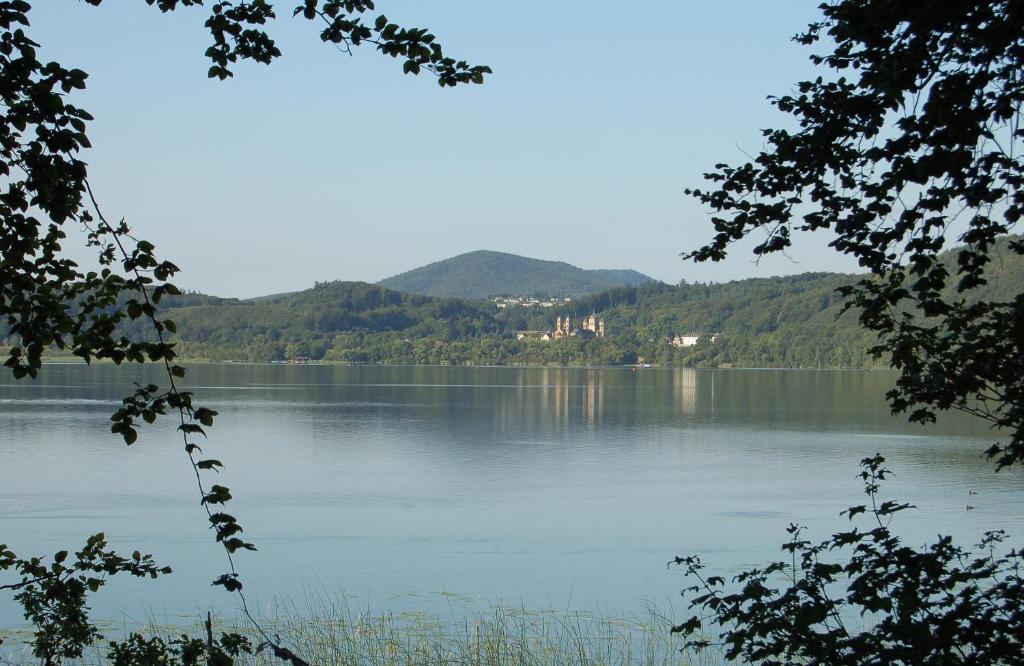玛利亚拉赫玛利亚拉西湖滨酒店的享有以山脉为背景的湖泊美景