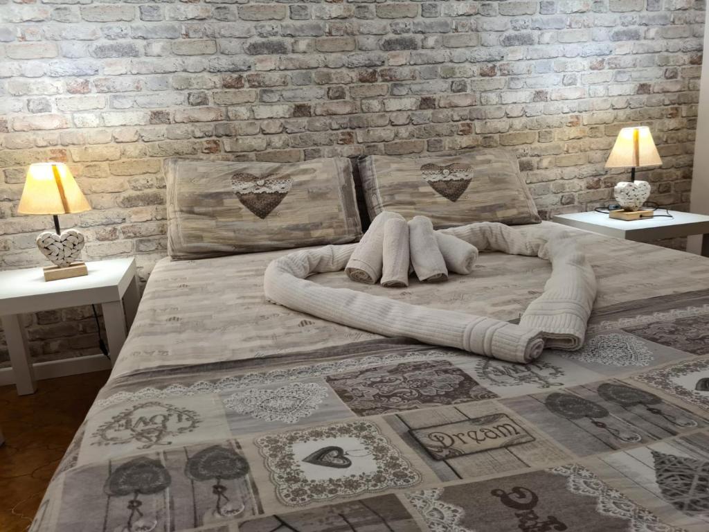 加尔达Garda City Home Family Apartments的一间卧室配有一张大床和两张桌子