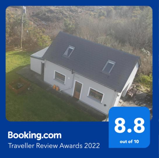 戈尔韦Connemara Chalet的一张白色房子的照片,上面标有旅行评审奖