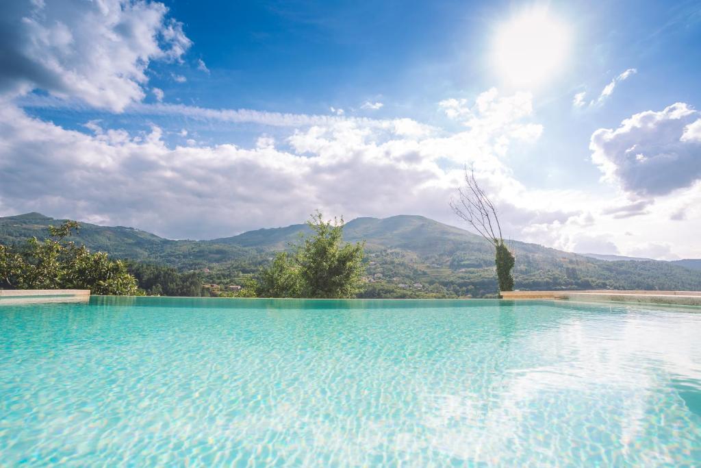 里贝拉迪佩纳Casas da Fraga 2020的一座大游泳池,后面是群山