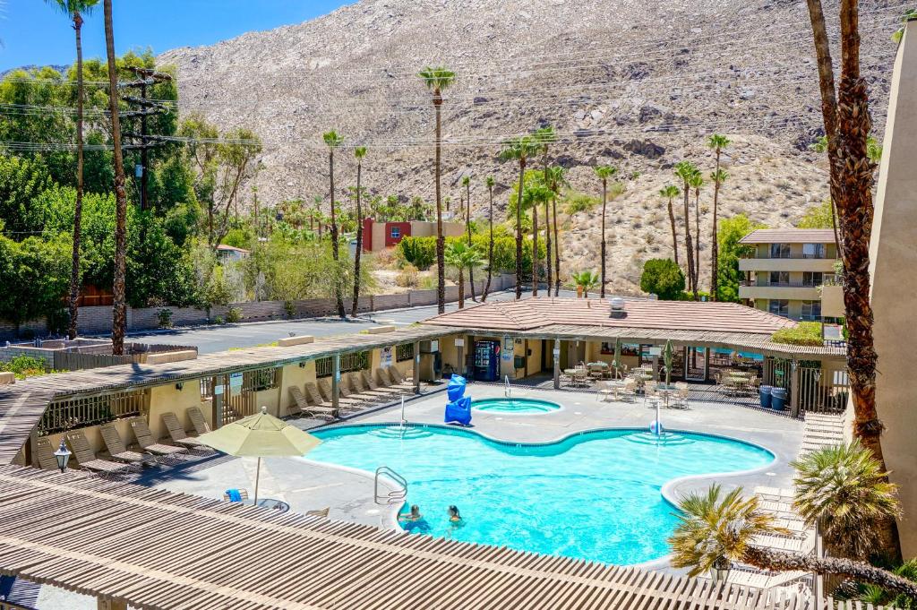 棕榈泉Vagabond Motor Hotel - Palm Springs的山地酒店的一个游泳池