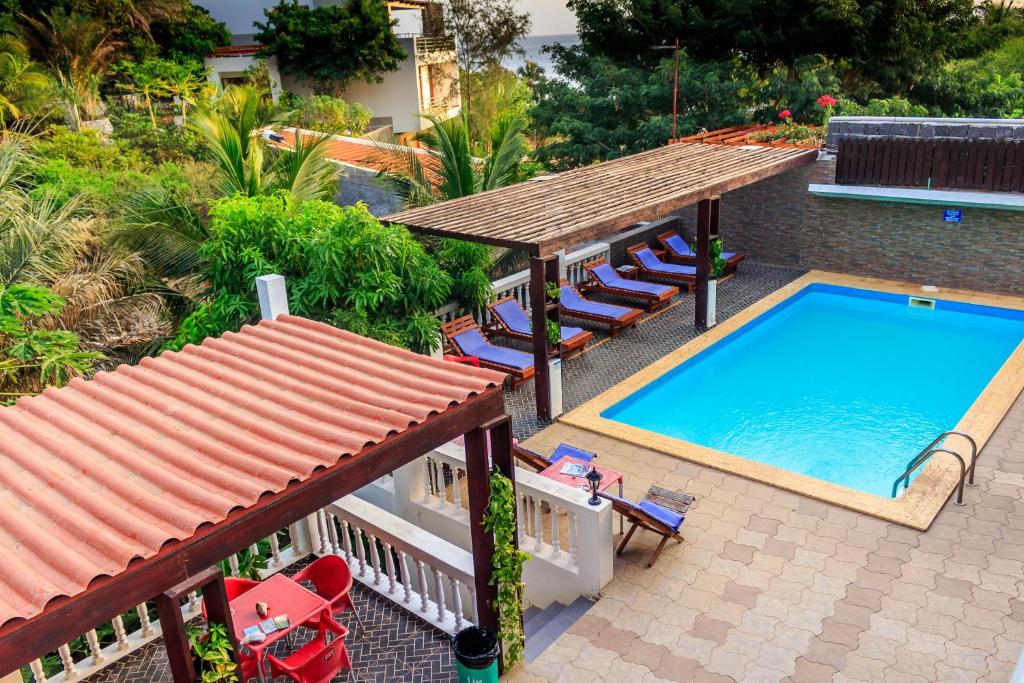 Cidade VelhaPousada Quinta Ribeirinha的享有带椅子和屋顶的游泳池的顶部景致