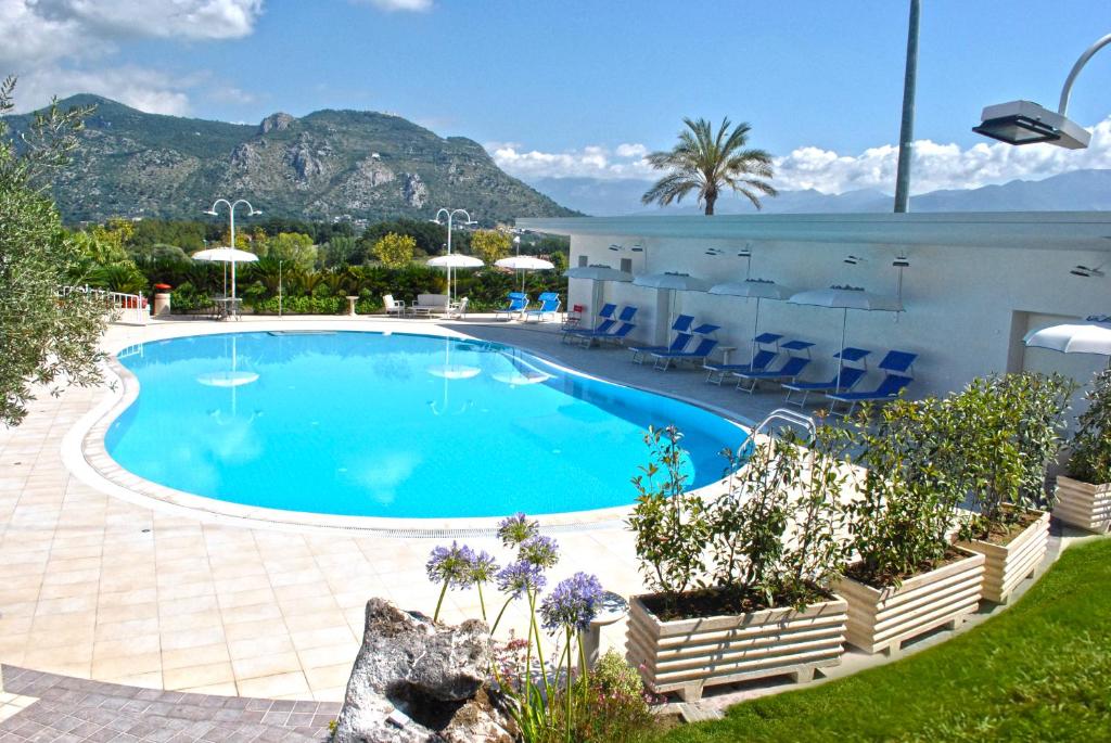 卡西诺Edra Palace Hotel & Ristorante的一座位于山间度假村内的游泳池