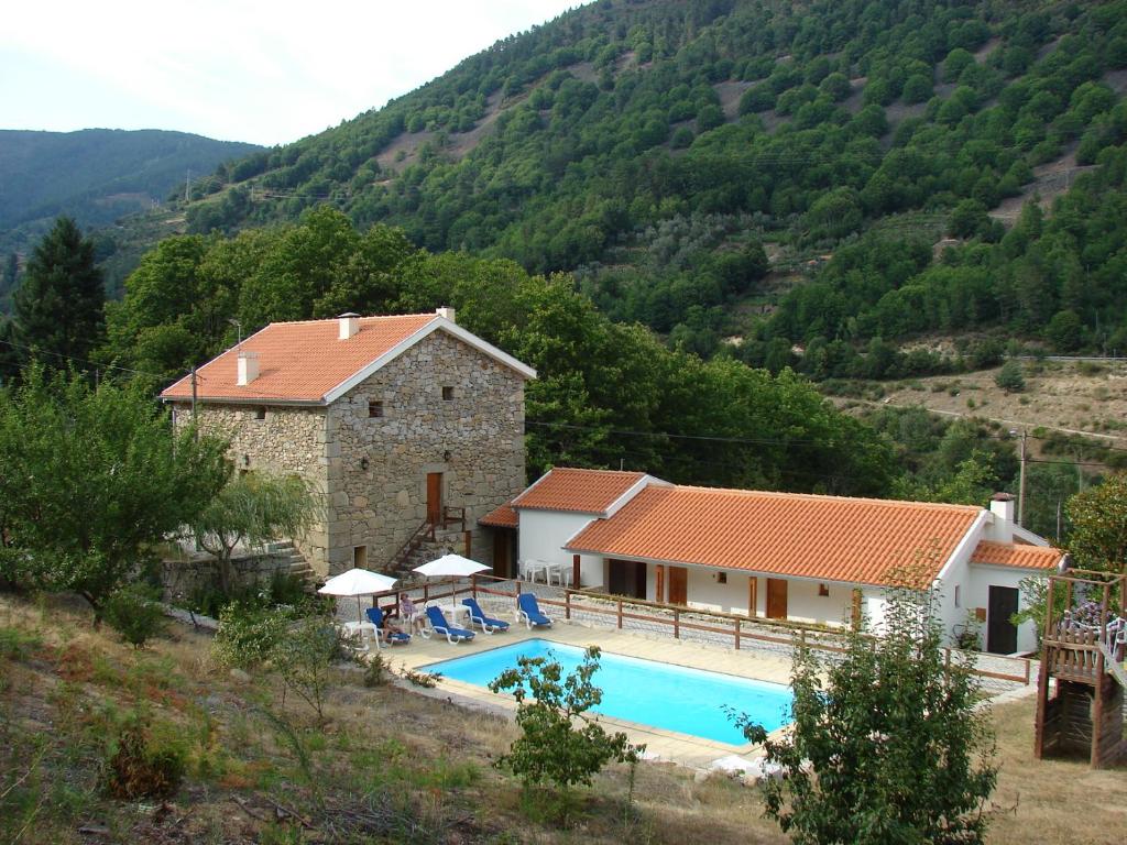 曼泰加什Quinta de Leandres的山前带游泳池的别墅
