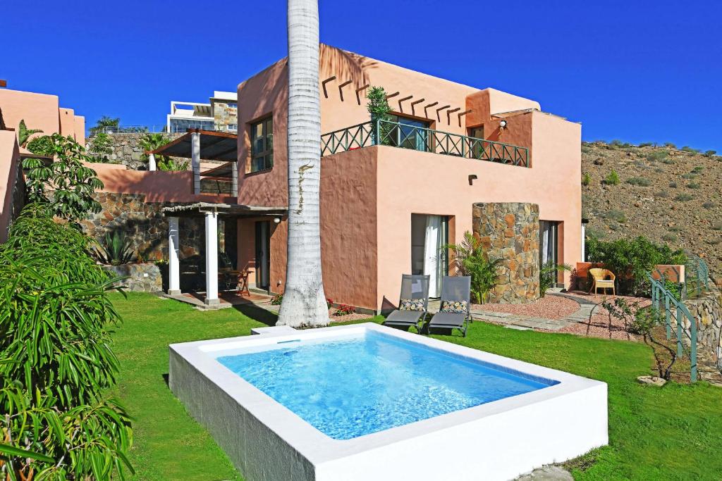 马斯帕洛马斯Salobre Morro Golf 2的别墅前设有游泳池