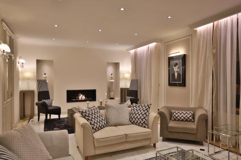 圣玛格丽塔-利古雷乔兰达酒店的客厅配有沙发、椅子和壁炉