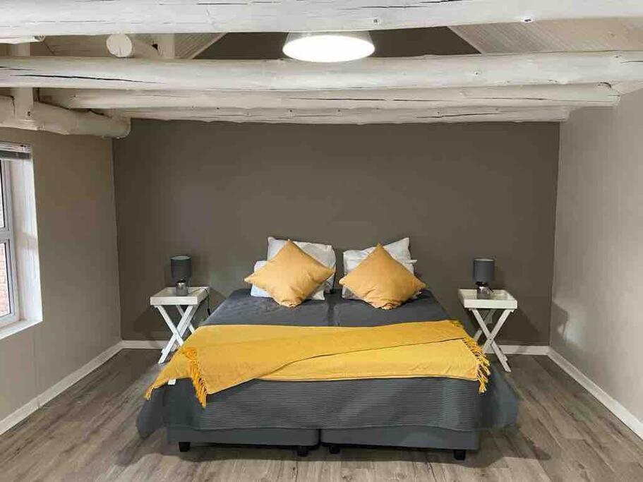 比勒陀利亚Grace Gardens - Grace的一间卧室配有一张带黄色枕头的床