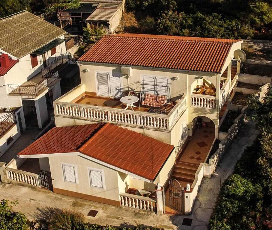 VrgadaVila Melisa的享有白色房屋的顶部景色,设有红色屋顶