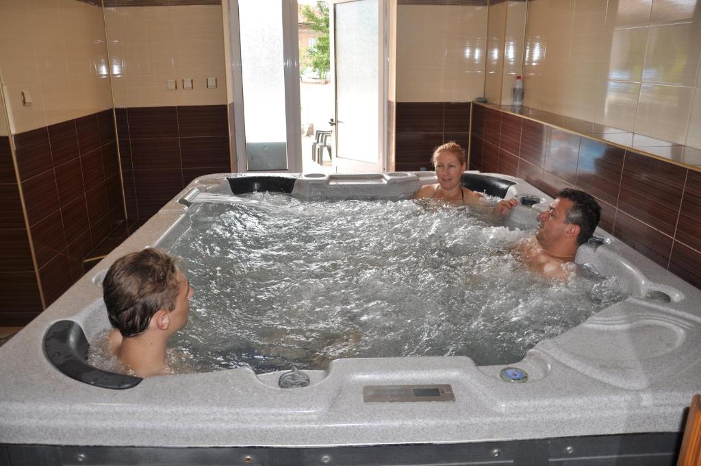 韦林格勒Family Hotel Dalia的三人浴缸内的一组
