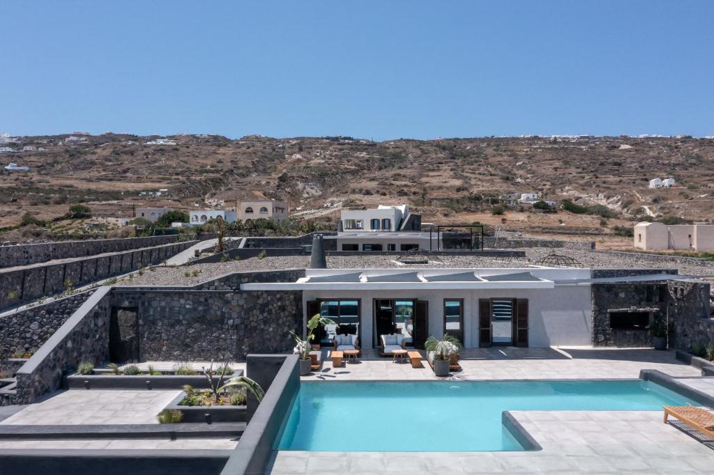 VourvoúlosArdor Exclusive Villas的享有带游泳池的房子的景色
