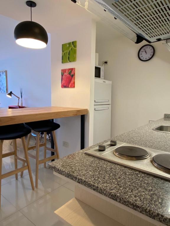 乌斯怀亚Penguins Flats 5的厨房配有桌子和台面