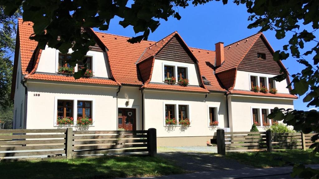 阿德尔什帕赫Apartmány Pod Křížovým vrchem Adršpach的一间大型白色房屋,设有红色屋顶