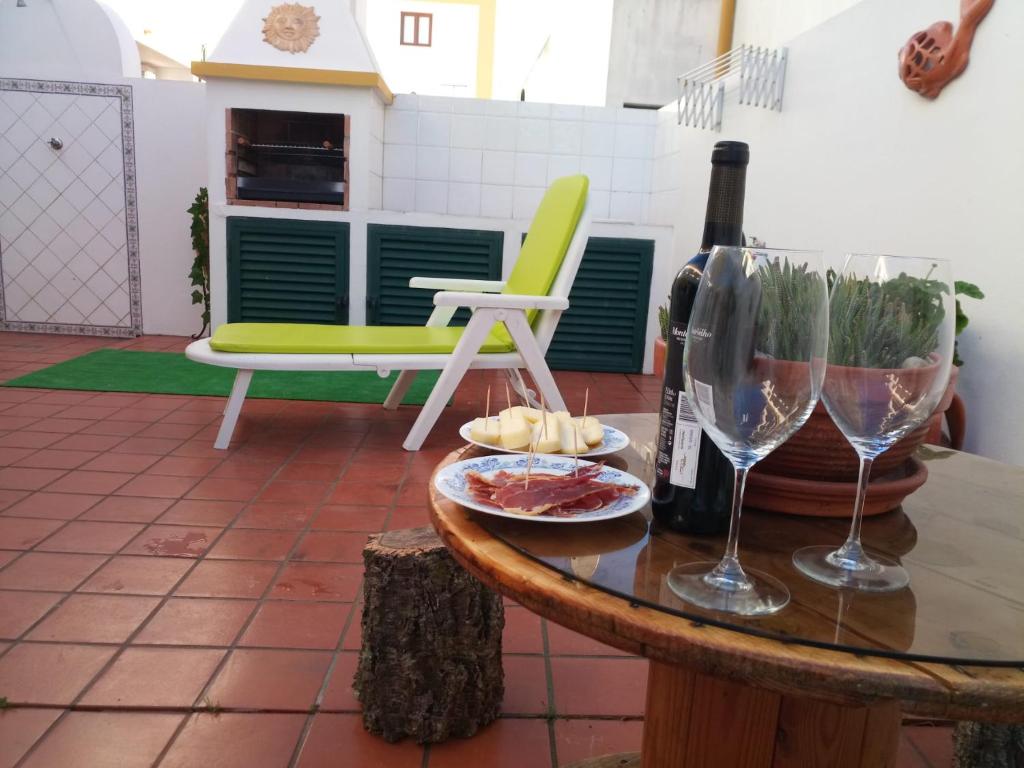 米尔芳提斯城Silva's House的一张桌子,上面放着一瓶葡萄酒和酒杯