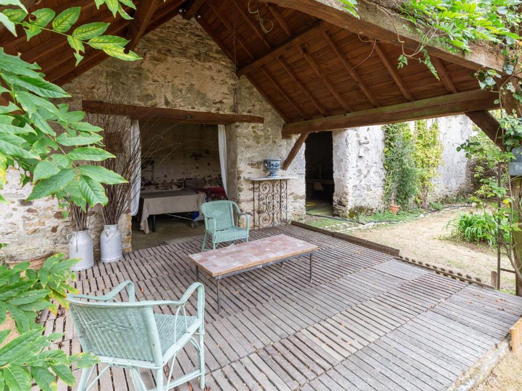 孔蒂涅度假屋 - 圣洛朗代莫尔捷的庭院配有两把椅子、一张桌子和一张长凳