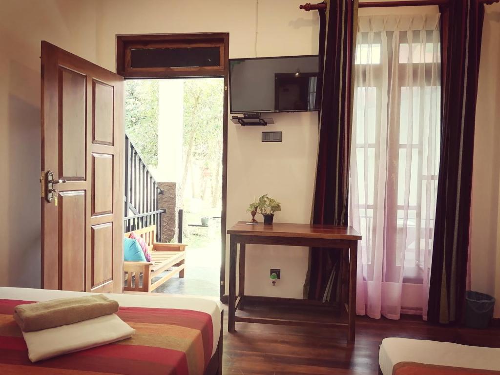 阿努拉德普勒Ceylonima Home Stay的一间设有一张床的房间和一扇带窗户的门