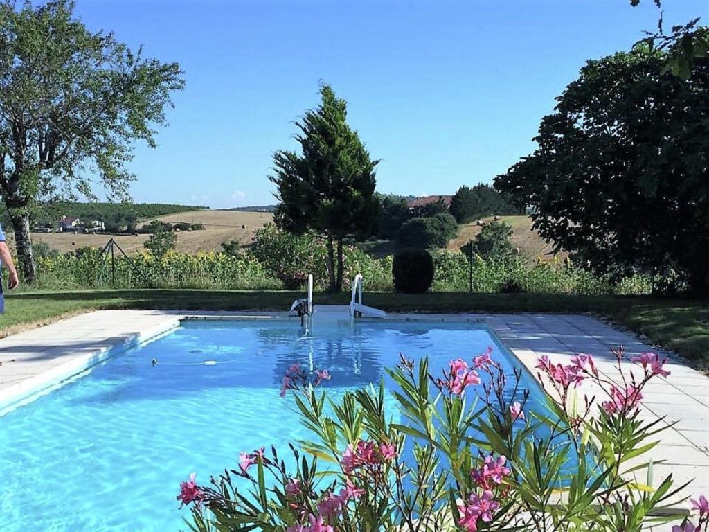 MonfortCharming holiday home with private pool的一座鲜花庭院里的大型游泳池
