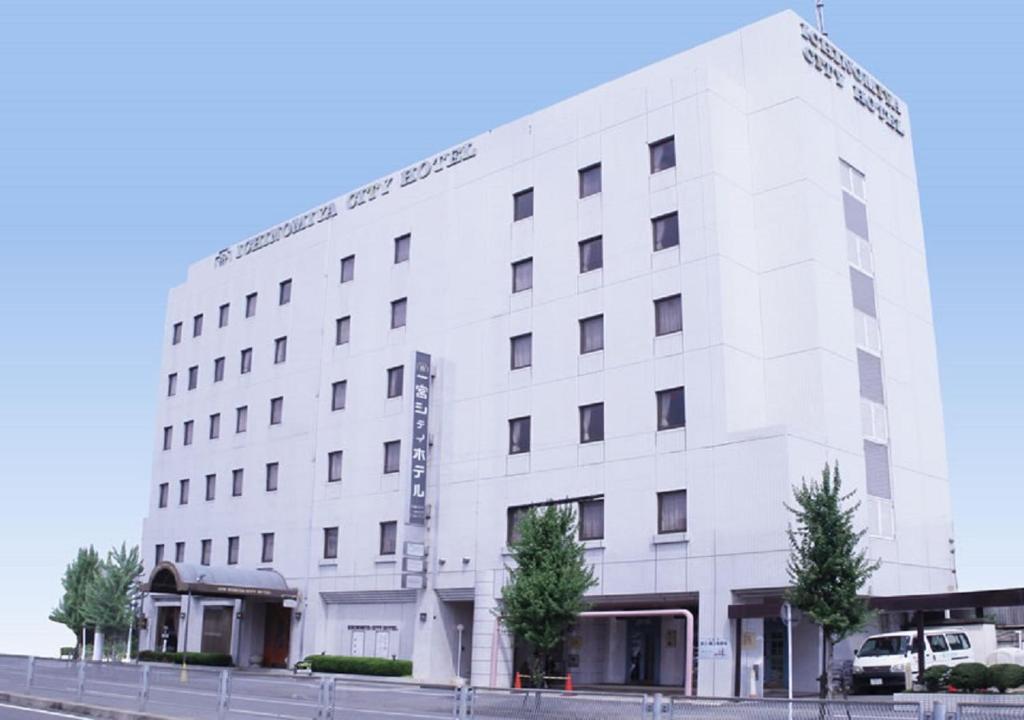 一宫市Ichinomiya City Hotel的街道拐角处的白色建筑