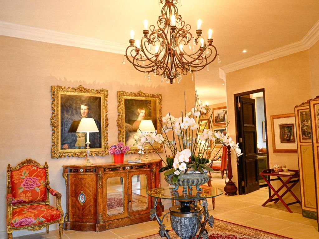 弗朗斯胡克Kilima Franschhoek的客厅配有吊灯和桌子