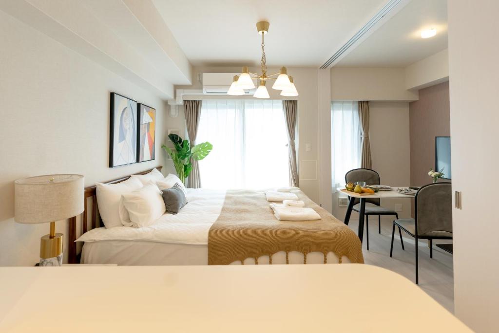 大阪谷町君 HOTEL 日本橋47的一间酒店客房,一间设有一张床和一张书桌
