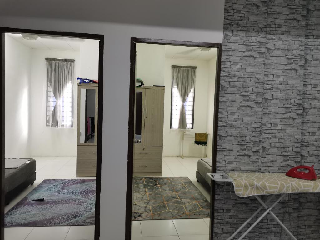 巴西古当Lavender Homestay @ Pasir Gudang的一间设有镜子和砖墙的房间