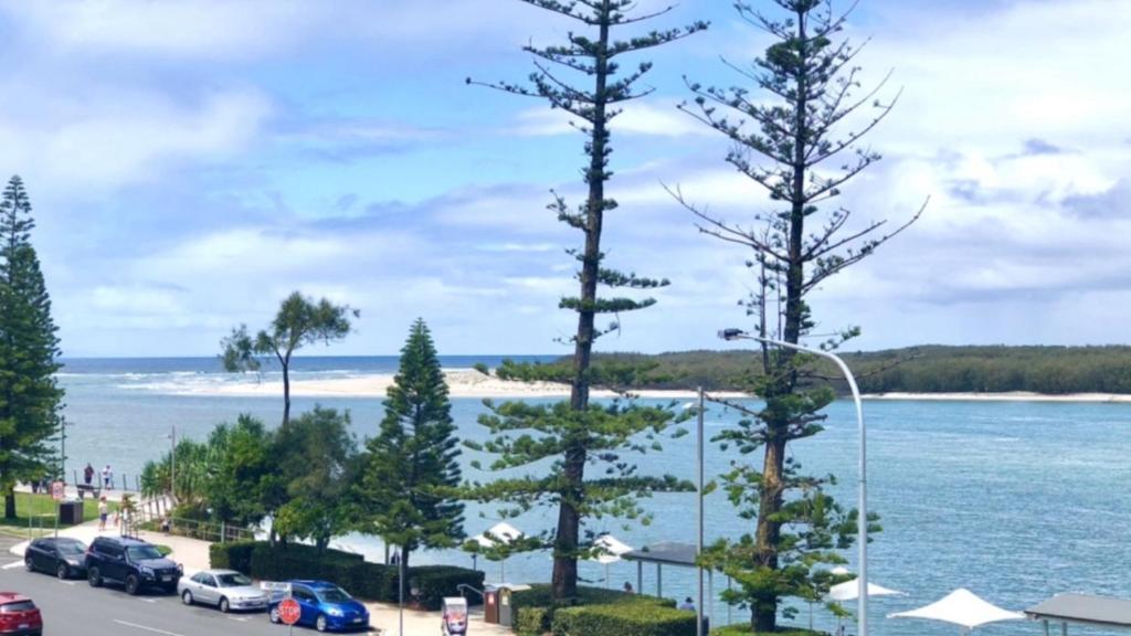 卡伦德拉#55 Grand Pacific Resort, Outdoor Spa With A View!的海滩美景,停车场可停放汽车