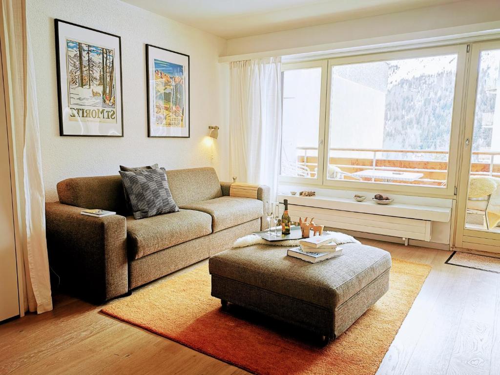 圣莫里茨Sankt Moritz Spirit Piz San Gian 14的客厅配有沙发和椅子