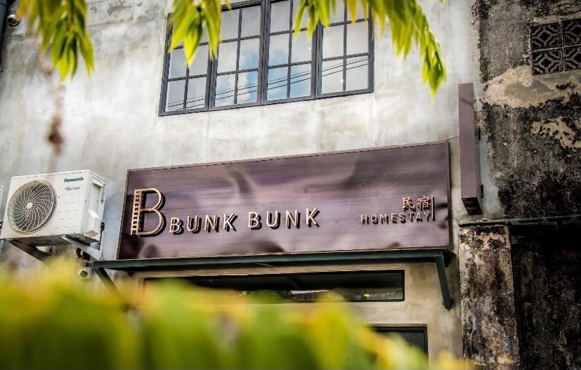 马六甲Rumah Tetamu Bunk Bunk的带有刺的标志的建筑物