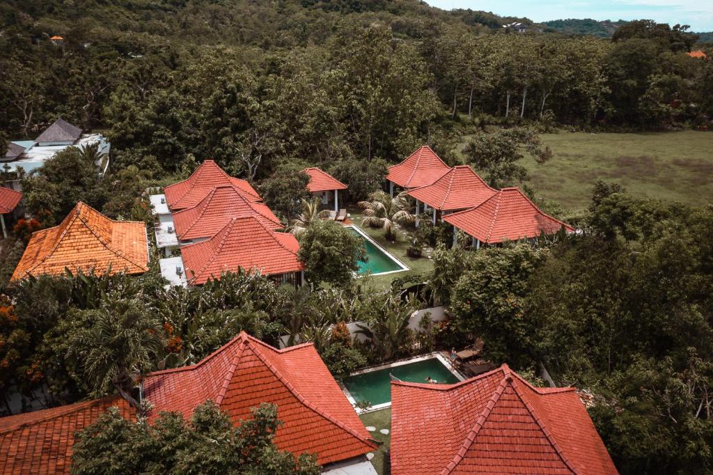 金巴兰Bali Mynah Villas Resort的享有橙色屋顶房屋的空中景致
