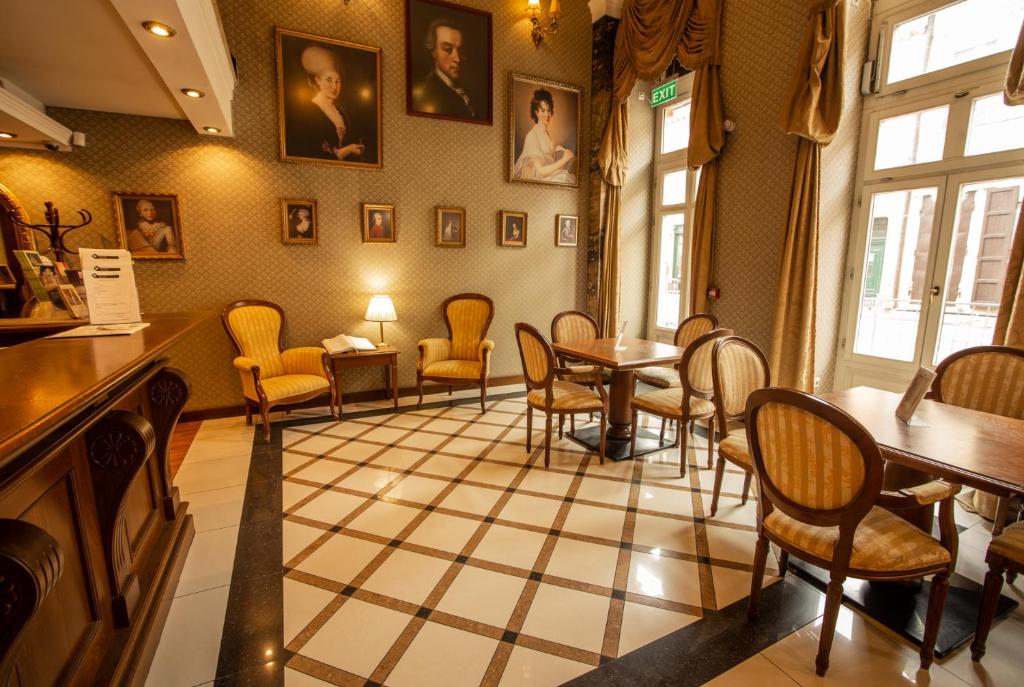 塞格德莫扎特酒店 的餐厅内带桌椅的等候室