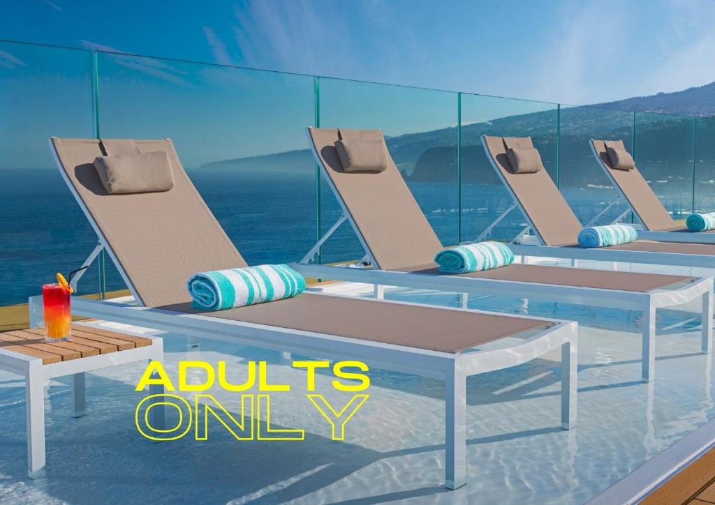 拉克鲁斯Hotel Atlantic Mirage Suites & SPA - ADULTS ONLY的游轮上的一组桌椅