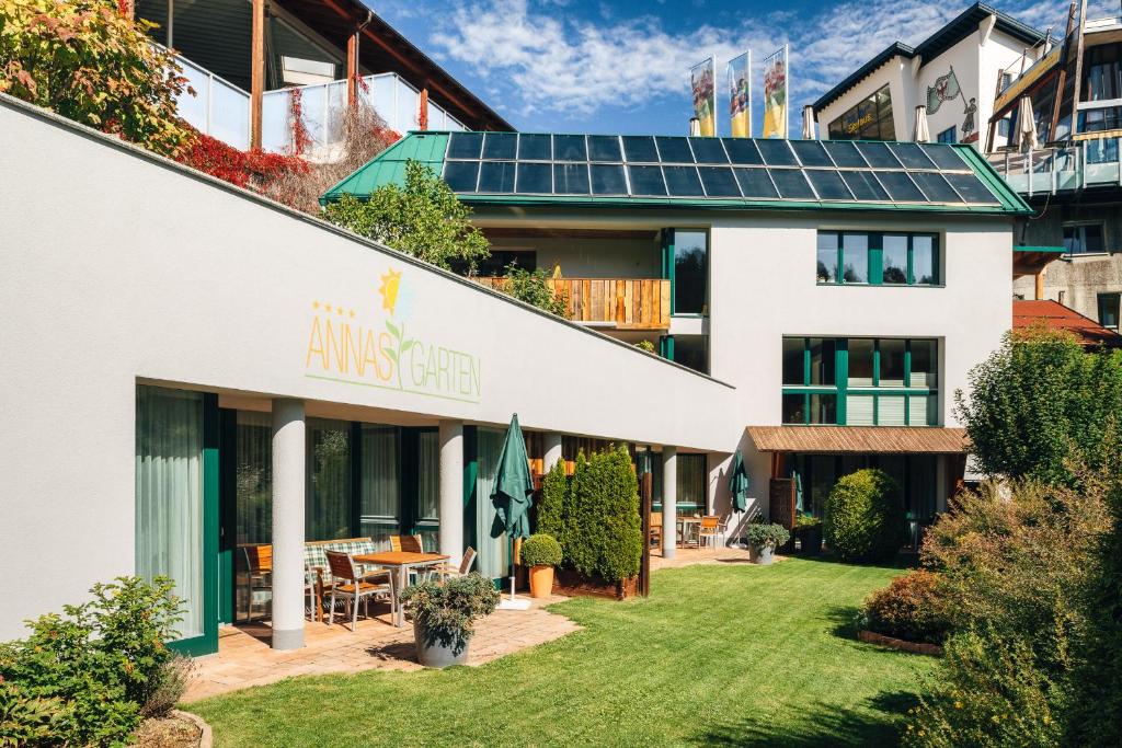 瑟弗浩斯Annas Garten的屋顶上设有太阳能电池板的建筑