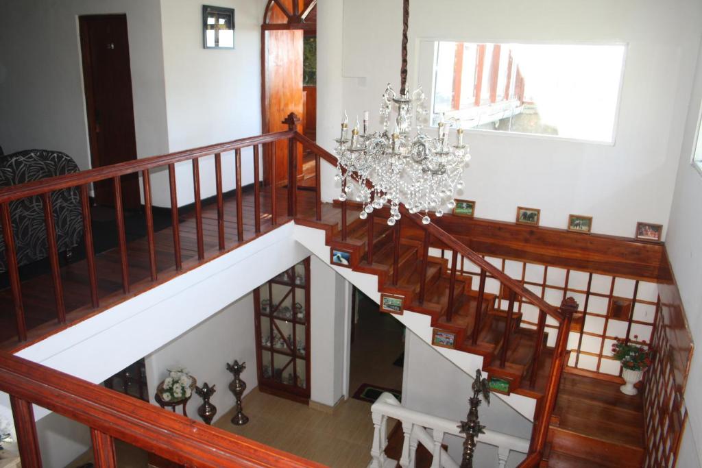 努沃勒埃利耶Bezel Bungalow Nuwara Eliya的吊灯的楼梯
