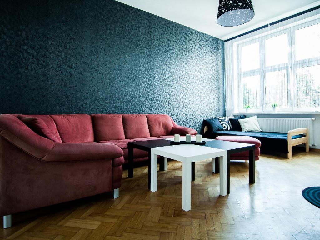 别尔斯克-比亚拉为你旅舍的客厅配有红色的沙发和桌子