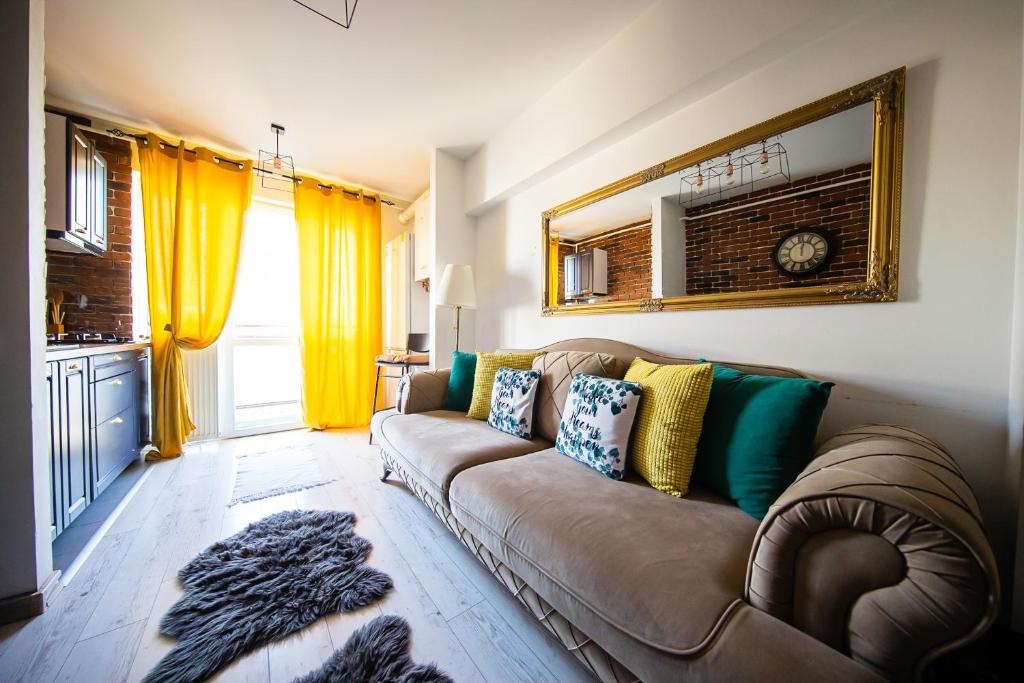 雅西Smart Palas Apartament的客厅配有棕色沙发和黄色窗帘