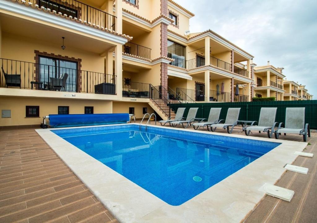 西尔韦斯Algarve Luxury Home With Private Heated Pool II的大楼前的游泳池
