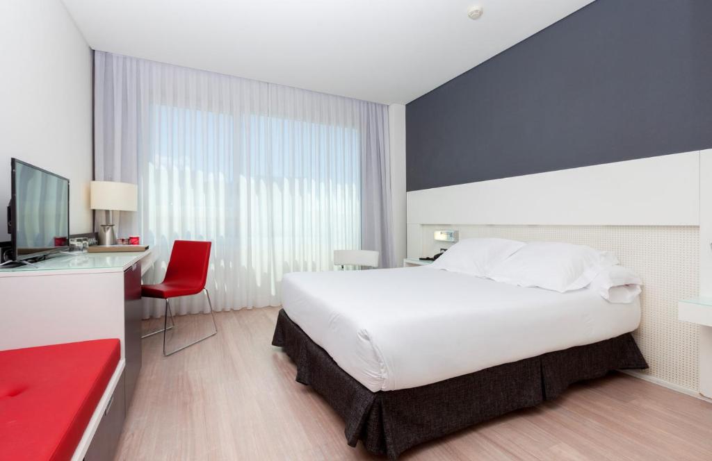 马德里奥克斯斐瑞拉酒店的卧室配有一张白色大床和一张书桌