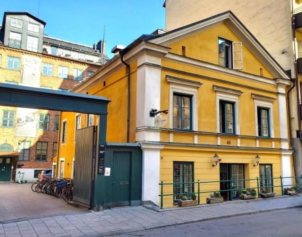 斯德哥尔摩Lilla Brunn的城市街道上的一座黄色和白色的建筑