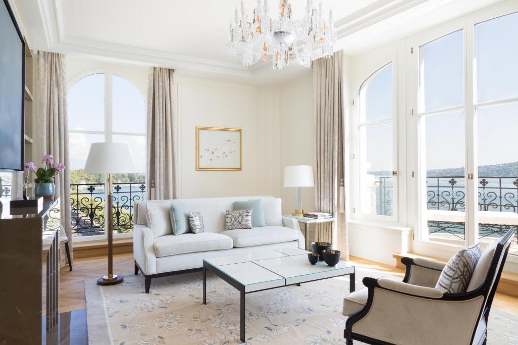日内瓦The Woodward - an Oetker Collection Hotel的客厅配有沙发和桌子