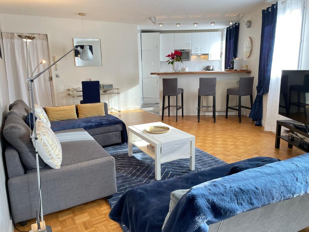 塞夫尔Blue Haven Sèvres的客厅配有沙发和桌子